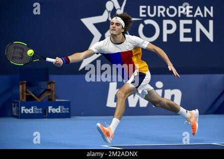 Stefanos Tsitsipas wurde während eines Finalspiels 1/2 zwischen dem belgischen David Goffin und dem griechischen Stefanos Tsitsipas am fünften Tag des ATP Antwerpener Tennisturnier auf Hartplatz am Freitag, den 20. Oktober 2017 in Antwerpen gezeigt. BELGA FOTO DIRK WAEM Stockfoto