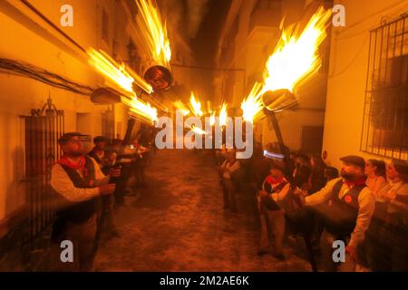 13. Dezember 2022: 13. Dezember 2022 (Casarabonela, Malaga) los rondeles, erklärtes Festival of National Tourist Interest of Andalusisia, eine Mischung aus Tradition und populärem Eifer. Die ganze Stadt ging auf die Straße, um den göttlichen Hirten zum Licht der Capachos zu begleiten, die von den Straßen der Gemeinde gefangen wurden. Schon im 18. Jahrhundert haben die Müller von Casarabonela die Divina Pastora in Prozession genommen, um ihr für die Ernte zu danken. Und sie taten es wie in keinem anderen Teil der Welt: Jahr für Jahr, jedes Jahr am 12. Dezember, am Vorabend von St. Lucia, ob es nun ein Festmahl oder ein Arbeitszimmer war Stockfoto