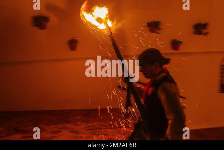 13. Dezember 2022: 13. Dezember 2022 (Casarabonela, Malaga) los rondeles, erklärtes Festival of National Tourist Interest of Andalusisia, eine Mischung aus Tradition und populärem Eifer. Die ganze Stadt ging auf die Straße, um den göttlichen Hirten zum Licht der Capachos zu begleiten, die von den Straßen der Gemeinde gefangen wurden. Schon im 18. Jahrhundert haben die Müller von Casarabonela die Divina Pastora in Prozession genommen, um ihr für die Ernte zu danken. Und sie taten es wie in keinem anderen Teil der Welt: Jahr für Jahr, jedes Jahr am 12. Dezember, am Vorabend von St. Lucia, ob es nun ein Festmahl oder ein Arbeitszimmer war Stockfoto