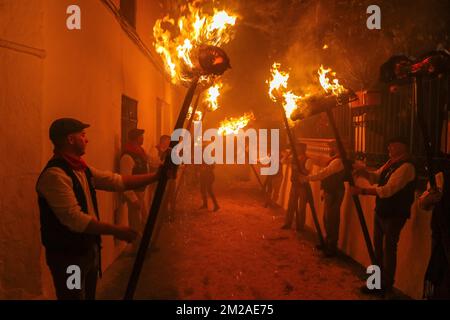 13. Dezember 2022: 13. Dezember 2022 (Casarabonela, Malaga) los rondeles, erklärtes Festival of National Tourist Interest of Andalusisia, eine Mischung aus Tradition und populärem Eifer. Die ganze Stadt ging auf die Straße, um den göttlichen Hirten zum Licht der Capachos zu begleiten, die von den Straßen der Gemeinde gefangen wurden. Schon im 18. Jahrhundert haben die Müller von Casarabonela die Divina Pastora in Prozession genommen, um ihr für die Ernte zu danken. Und sie taten es wie in keinem anderen Teil der Welt: Jahr für Jahr, jedes Jahr am 12. Dezember, am Vorabend von St. Lucia, ob es nun ein Festmahl oder ein Arbeitszimmer war Stockfoto