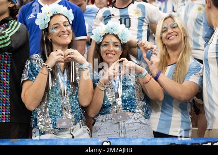 Argentinische Fans während des Halbfinalspiels der FIFA-Weltmeisterschaft Katar 2022 zwischen Argentinien und Kroatien im Lusail Stadium am 13. Dezember 2022 in Doha, Katar. Foto: David Niviere/ABACAPRESS.COM Stockfoto