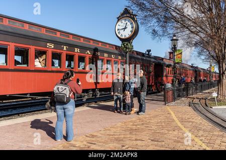 11. Dezember 2022: Strasburg Pennsylvania: Frauen fotografieren vor dem Bahnhof Strasburg Rail Road Stockfoto