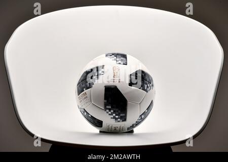 Die Abbildung zeigt den „Adidas Telstar 18“, den offiziellen Spielball für die kommende Weltmeisterschaft 2018 in Russland, Donnerstag, den 09. November 2017, in Brüssel. BELGA FOTO DIRK WAEM Stockfoto