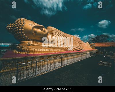 Wat Laem Pho Tempel mit liegendem goldenen Buddha in Songkhla, Thailand Stockfoto