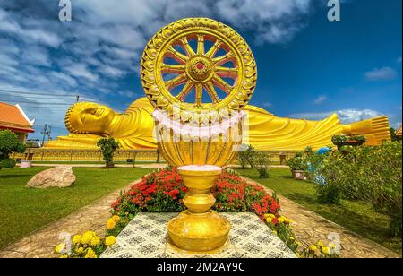 Wat Laem Pho Tempel mit liegendem goldenen Buddha in Songkhla, Thailand Stockfoto