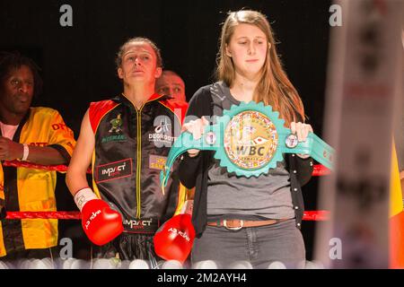 Belgische Delfine Persoon stellte sich vor dem Boxkampf zwischen belgischem Delfine Persoon und französischem Myriam Dellal um den WBC-Weltmeistertitel für leichte Frauen auf der fünften „Boksgala Zwevezele“-Veranstaltung in Wingene am Samstag, den 11. November 2017, vor. BELGA FOTO KURT DESPLENTER Stockfoto