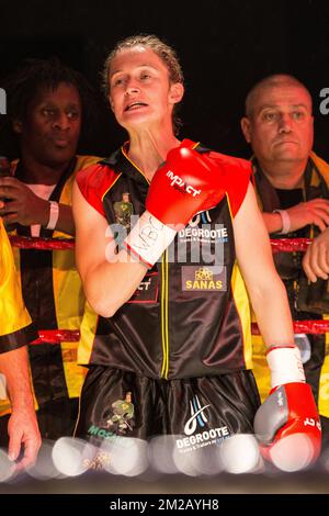 Belgische Delfine Persoon stellte sich vor dem Boxkampf zwischen belgischem Delfine Persoon und französischem Myriam Dellal um den WBC-Weltmeistertitel für leichte Frauen auf der fünften „Boksgala Zwevezele“-Veranstaltung in Wingene am Samstag, den 11. November 2017, vor. BELGA FOTO KURT DESPLENTER Stockfoto