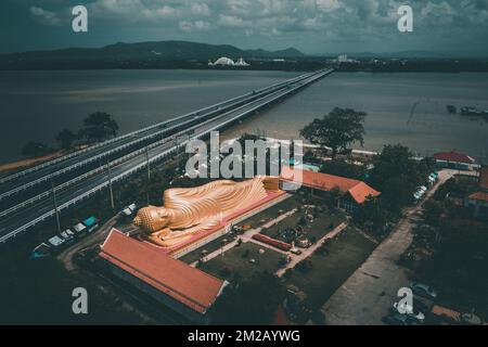 Wat Laem Pho Tempel mit liegendem goldenen Buddha in Songkhla, Thailand Stockfoto