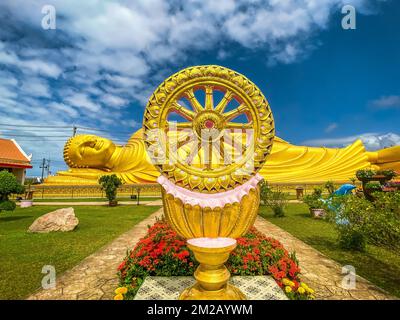 Wat Laem Pho Tempel mit liegendem goldenen Buddha in Songkhla, Thailand Stockfoto