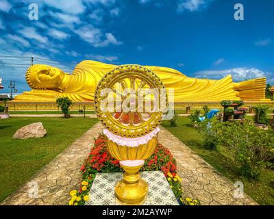 Wat Laem Pho Tempel mit liegendem goldenen Buddha in Songkhla, Thailand Stockfoto