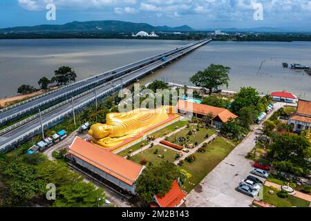 Wat Laem Pho Tempel mit liegendem goldenen Buddha in Songkhla, Thailand Stockfoto