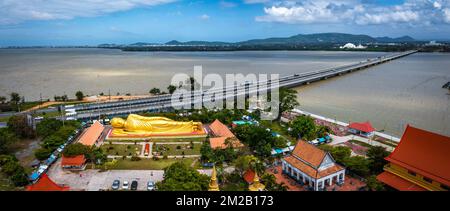 Wat Laem Pho Tempel mit liegendem goldenen Buddha in Songkhla, Thailand Stockfoto