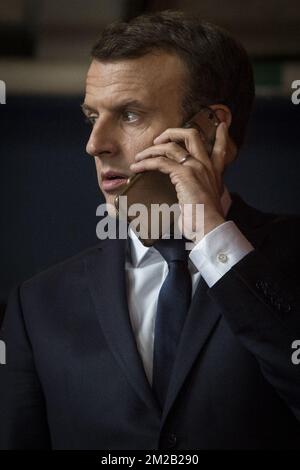 Der Präsident von Frankreich Emmanuel Macron nahm am Telefon auf dem Europäischen Sozialgipfel für faire Beschäftigung und Wachstum in Göteborg (Schweden) am Freitag, den 17. November 2017, Teil. BELGA FOTO LAURIE DIEFFEMBACQ Stockfoto