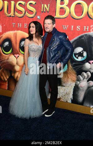 Salma Hayek und Antonio Banderas nehmen am 13. Dezember 2022 beim Jazz im Lincoln Center in New York, New York, USA, an der Weltpremiere „Puss in Boots: The Last Wish“ Teil. Robin Platzer/Twin Images/Credit: SIPA USA/Alamy Live News Stockfoto