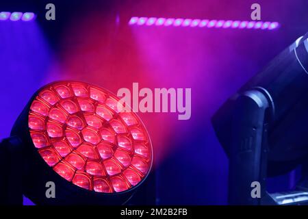 Bühnenbeleuchtung mit beweglichem Kopf und RGBW-LED. Selektiver Fokus. Stockfoto
