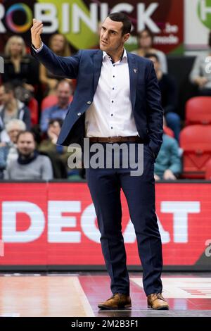 Antwerpens Cheftrainer Roel Moors reagiert während des Basketballspiels zwischen Telenet Oostende und Antwerpen Giants am neunten Tag des EuroMillions League Basketballwettbewerbs am Samstag, den 18. November 2017 in Brüssel. BELGA FOTO JASPER JACOBS Stockfoto