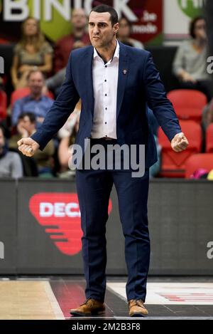 Antwerpens Cheftrainer Roel Moors reagiert während des Basketballspiels zwischen Telenet Oostende und Antwerpen Giants am neunten Tag des EuroMillions League Basketballwettbewerbs am Samstag, den 18. November 2017 in Brüssel. BELGA FOTO JASPER JACOBS Stockfoto