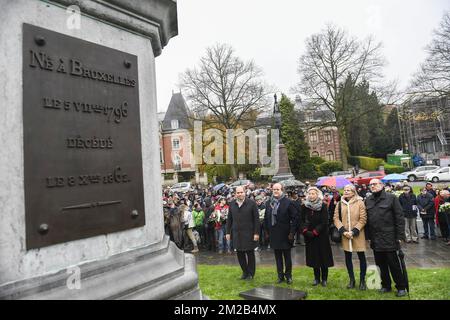 Brüssel Neuernannter Bürgermeister Philippe Close (L) , ULB-Rektor Yvon Englert (2L) und Vrije Universiteit Brüsseler Rektor Caroline Pauwels (2R) versammeln sich am Grabdenkmal Pierre-Theodore Verhaegen, Teil des Saint-Verhaegen / Sint-Verhaegen - Saint-Ve-Feier der Vite UB (Vrije Universitbre) und der Bruxel (Brussel) Brüssel, den 20. November 2017 Die Studentenverbände ULB und VUB ehren den Gründer der VUB/ULB Pierre-Theodore Verhaegen. BELGA FOTO LAURIE DIEFFEMBACQ Stockfoto
