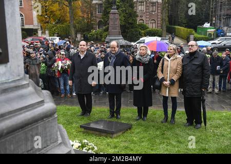 Brüssel Neuernannter Bürgermeister Philippe Close (L) , ULB-Rektor Yvon Englert (2L) und Vrije Universiteit Brüsseler Rektor Caroline Pauwels (2R) versammeln sich am Grabdenkmal Pierre-Theodore Verhaegen, Teil des Saint-Verhaegen / Sint-Verhaegen - Saint-Ve-Feier der Vite UB (Vrije Universitbre) und der Bruxel (Brussel) Brüssel, den 20. November 2017 Die Studentenverbände ULB und VUB ehren den Gründer der VUB/ULB Pierre-Theodore Verhaegen. BELGA FOTO LAURIE DIEFFEMBACQ Stockfoto