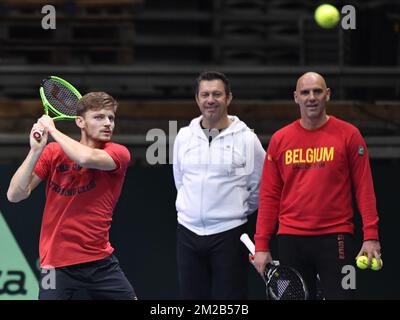 Der belgische David Goffin, Goffins Coach Thierry Van Cleemput und Johan Van Herck, Kapitän des Davis-Pokals, wurden in einem Training im Vorfeld des Davis-Cup-Weltmeisterspiels zwischen Frankreich und Belgien, Dienstag, den 21. November 2017, in Villeneuve-d'Ascq vorgestellt. Das Davis Cup-Spiel findet vom 24. Bis 26. November 2017 im stade Pierre-Mauroy in Lille, Frankreich, statt. BELGA FOTO BENOIT DOPPPAGNE Stockfoto