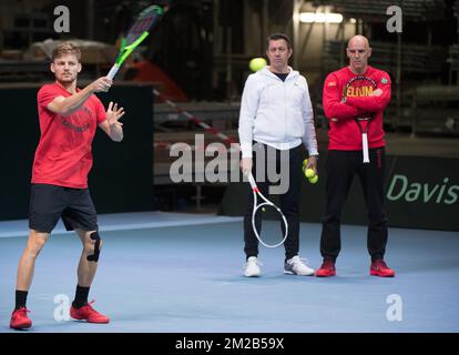 Der belgische David Goffin, Goffins Coach Thierry Van Cleemput und belgischer Kapitän Johan Van Herck, bildeten ihn während eines Trainings im Vorfeld des Endspiels der Davis Cup World Group zwischen Frankreich und Belgien, Dienstag, den 21. November 2017, in Villeneuve-d'Ascq. Das Davis Cup-Spiel findet vom 24. Bis 26. November 2017 im stade Pierre-Mauroy in Lille, Frankreich, statt. BELGA FOTO BENOIT DOPPPAGNE Stockfoto