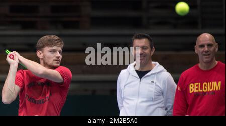 Der belgische David Goffin, Goffins Coach Thierry Van Cleemput und belgischer Kapitän Johan Van Herck, bildeten ihn während eines Trainings im Vorfeld des Endspiels der Davis Cup World Group zwischen Frankreich und Belgien, Dienstag, den 21. November 2017, in Villeneuve-d'Ascq. Das Davis Cup-Spiel findet vom 24. Bis 26. November 2017 im stade Pierre-Mauroy in Lille, Frankreich, statt. BELGA FOTO BENOIT DOPPPAGNE Stockfoto