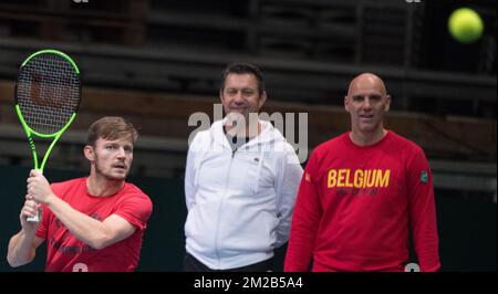 Der belgische David Goffin, Goffins Coach Thierry Van Cleemput und belgischer Kapitän Johan Van Herck, bildeten ihn während eines Trainings im Vorfeld des Endspiels der Davis Cup World Group zwischen Frankreich und Belgien, Dienstag, den 21. November 2017, in Villeneuve-d'Ascq. Das Davis Cup-Spiel findet vom 24. Bis 26. November 2017 im stade Pierre-Mauroy in Lille, Frankreich, statt. BELGA FOTO BENOIT DOPPPAGNE Stockfoto