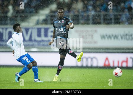 Gents Moses Simon und Mouscrons Teddy Mezague kämpfen um den Ball während des Spiels der Jupiler Pro League zwischen KAA Gent und Royal Excel Mouscron in Gent, Freitag, den 24. November 2017, am Tag 16 der Jupiler Pro League, der belgischen Fußballmeisterschaft 2017-2018. BELGA FOTO JASPER JACOBS Stockfoto