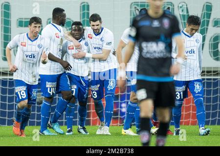 Gents Moses Simon und Gents Stefan Mitrovic feiern während des Spiels der Jupiler Pro League zwischen KAA Gent und Royal Excel Mouscron in Gent, Freitag, den 24. November 2017, am 16. Tag der Jupiler Pro League, der belgischen Fußballmeisterschaft 2017-2018. BELGA FOTO JASPER JACOBS Stockfoto