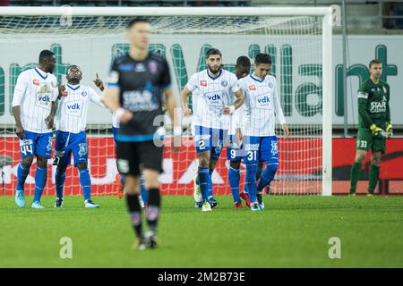 Gent's Moses Simon and Gent's players celebrate after scoring during the Jupiler Pro League match between KAA Gent and Royal Excel Mouscron, in Gent, Friday 24 November 2017, on the day 16 of the Jupiler Pro League, the Belgian soccer championship season 2017-2018. BELGA PHOTO JASPER JACOBS Stockfoto