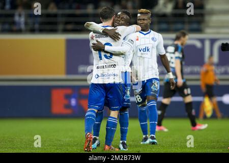 Gents Brecht Dejaegere und Gent's Moses Simon feiern nach einem Tor während des Jupiler Pro League-Spiels zwischen KAA Gent und Royal Excel Mouscron in Gent, Freitag, den 24. November 2017, am 16. Tag der Jupiler Pro League, der belgischen Fußballmeisterschaftssaison 2017-2018. BELGA FOTO KRISTOF VAN ACCOM Stockfoto