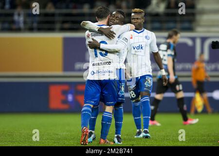 Gents Brecht Dejaegere und Gent's Moses Simon feiern nach einem Tor während des Jupiler Pro League-Spiels zwischen KAA Gent und Royal Excel Mouscron in Gent, Freitag, den 24. November 2017, am 16. Tag der Jupiler Pro League, der belgischen Fußballmeisterschaftssaison 2017-2018. BELGA FOTO KRISTOF VAN ACCOM Stockfoto