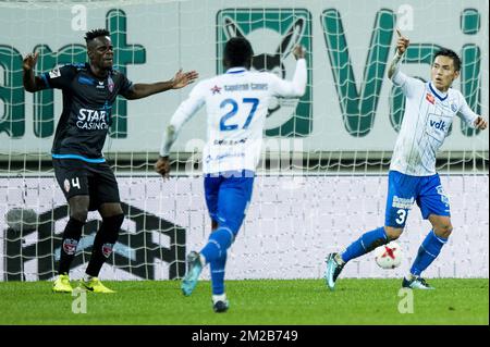 Gents Moses Simon und Gents Yuya Kubo feiern, nachdem sie während des Spiels der Jupiler Pro League zwischen KAA Gent und Royal Excel Mouscron in Gent am Freitag, den 24. November 2017, am 16. Tag der Jupiler Pro League, der belgischen Fußballmeisterschaftssaison 2017-2018, Punkte erzielt haben. BELGA FOTO JASPER JACOBS Stockfoto