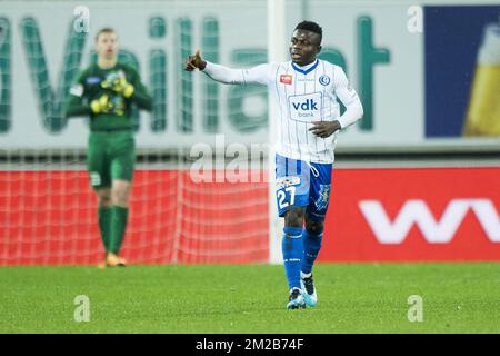 Gent's Moses Simon feiert seine Feier, nachdem er während des Spiels der Jupiler Pro League zwischen KAA Gent und Royal Excel Mouscron in Gent am Freitag, den 24. November 2017, am 16. Tag der Jupiler Pro League, der belgischen Fußballmeisterschaftssaison 2017-2018, einen Treffer erzielt hat. BELGA FOTO JASPER JACOBS Stockfoto