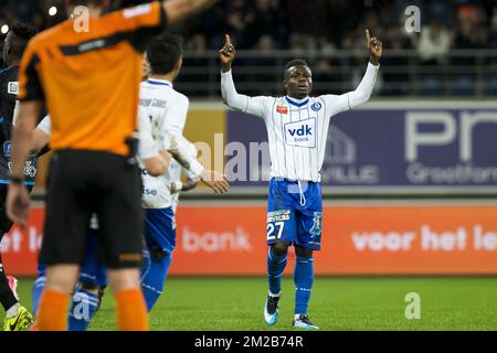 Gent's Moses Simon feiert seine Feier, nachdem er während des Spiels der Jupiler Pro League zwischen KAA Gent und Royal Excel Mouscron in Gent am Freitag, den 24. November 2017, am 16. Tag der Jupiler Pro League, der belgischen Fußballmeisterschaftssaison 2017-2018, einen Treffer erzielt hat. BELGA FOTO KRISTOF VAN ACCOM Stockfoto