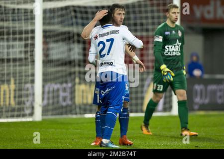 Gents Moses Simon und Gents Brecht Dejaegere feiern, nachdem sie während des Spiels der Jupiler Pro League zwischen KAA Gent und Royal Excel Mouscron in Gent am Freitag, den 24. November 2017, am 16. Tag der Jupiler Pro League, der belgischen Fußballmeisterschaftssaison 2017-2018, Punkte erzielt haben. BELGA FOTO KRISTOF VAN ACCOM Stockfoto