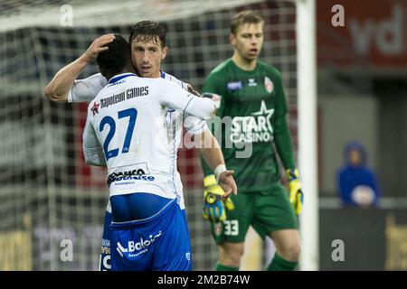 Gents Moses Simon und Gents Brecht Dejaegere feiern, nachdem sie während des Spiels der Jupiler Pro League zwischen KAA Gent und Royal Excel Mouscron in Gent am Freitag, den 24. November 2017, am 16. Tag der Jupiler Pro League, der belgischen Fußballmeisterschaftssaison 2017-2018, Punkte erzielt haben. BELGA FOTO KRISTOF VAN ACCOM Stockfoto