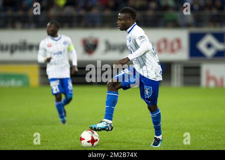 Gents Moses Simon wurde während des Spiels der Jupiler Pro League zwischen KAA Gent und Royal Excel Mouscron in Gent am Freitag, den 24. November 2017, am 16. Tag der Jupiler Pro League, der belgischen Fußballmeisterschaft 2017-2018, gezeigt. BELGA FOTO KRISTOF VAN ACCOM Stockfoto