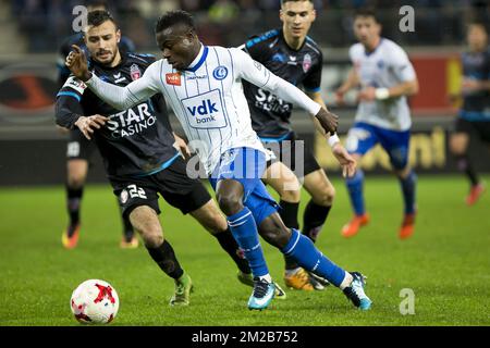 Gents Moses Simon wurde während des Spiels der Jupiler Pro League zwischen KAA Gent und Royal Excel Mouscron in Gent am Freitag, den 24. November 2017, am 16. Tag der Jupiler Pro League, der belgischen Fußballmeisterschaft 2017-2018, gezeigt. BELGA FOTO KRISTOF VAN ACCOM Stockfoto