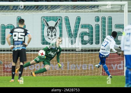 Mouscrons Torwart Jean Butez hält keine Strafe an, und Gent Moses Simon erzielt beim Jupiler Pro League-Spiel zwischen KAA Gent und Royal Excel Mouscron in Gent, Freitag, den 24. November 2017, am 16. Tag der Jupiler Pro League, Die belgische Fußballmeisterschaft 2017-2018. BELGA FOTO JASPER JACOBS Stockfoto