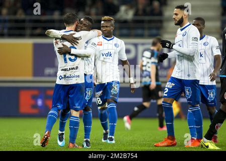 Gent's Moses Simon feiert mit seinen Teamkollegen, nachdem er am Freitag, den 24. November 2017, am 16. Tag der Jupiler Pro League, der belgischen Fußballmeisterschaftssaison 2017-2018, beim Spiel der Jupiler Pro League zwischen KAA Gent und Royal Excel Mouscron in Gent ein Tor geschossen hat. BELGA FOTO KRISTOF VAN ACCOM Stockfoto