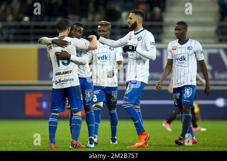 Gent's Moses Simon feiert mit seinen Teamkollegen, nachdem er am Freitag, den 24. November 2017, am 16. Tag der Jupiler Pro League, der belgischen Fußballmeisterschaftssaison 2017-2018, beim Spiel der Jupiler Pro League zwischen KAA Gent und Royal Excel Mouscron in Gent ein Tor geschossen hat. BELGA FOTO KRISTOF VAN ACCOM Stockfoto