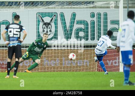 Mouscrons Torwart Jean Butez hält keine Strafe an, und Gent Moses Simon erzielt beim Jupiler Pro League-Spiel zwischen KAA Gent und Royal Excel Mouscron in Gent, Freitag, den 24. November 2017, am 16. Tag der Jupiler Pro League, Die belgische Fußballmeisterschaft 2017-2018. BELGA FOTO JASPER JACOBS Stockfoto