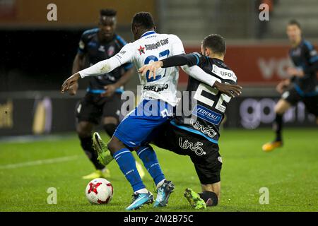 Mouscron's Sebastien Locigno macht einen Straffehler auf Gents Moses Simon während des Jupiler Pro League-Spiels zwischen KAA Gent und Royal Excel Mouscron in Gent, Freitag, den 24. November 2017, am Tag 16 der Jupiler Pro League, der belgischen Fußballmeisterschaftssaison 2017-2018. BELGA FOTO KRISTOF VAN ACCOM Stockfoto