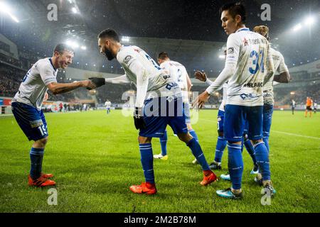 Gent's Brecht Dejaegere, Gent's Dylan Bronn, Gent's Moses Simon und Gent's Yuya Kubo feiern während des Jupiler Pro League-Spiels zwischen KAA Gent und Royal Excel Mouscron in Gent, Freitag, den 24. November 2017, am Tag 16 der Jupiler Pro League, der belgischen Fußballmeisterschaft 2017-2018. BELGA FOTO JASPER JACOBS Stockfoto