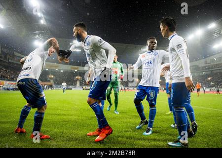 Gent's Brecht Dejaegere, Gent's Dylan Bronn, Gent's Moses Simon und Gent's Yuya Kubo feiern während des Jupiler Pro League-Spiels zwischen KAA Gent und Royal Excel Mouscron in Gent, Freitag, den 24. November 2017, am Tag 16 der Jupiler Pro League, der belgischen Fußballmeisterschaft 2017-2018. BELGA FOTO JASPER JACOBS Stockfoto