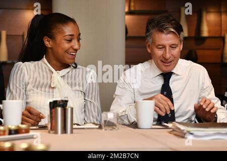 Der belgische Heptathlon-Athlet Nafissatou „Nafi“ Thiam und IAAF-Vorsitzender Sebastian Coe, die am Tag des IAAF Athletics Award nach dem Pressefrühstück in Monte Carlo, Monaco, am Freitag, den 24. November 2017 bildeten. BELGA FOTO YORICK JANSENS Stockfoto