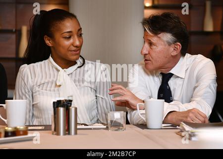 Der belgische Heptathlon-Athlet Nafissatou „Nafi“ Thiam und IAAF-Vorsitzender Sebastian Coe, die am Tag des IAAF Athletics Award nach dem Pressefrühstück in Monte Carlo, Monaco, am Freitag, den 24. November 2017 bildeten. BELGA FOTO YORICK JANSENS Stockfoto