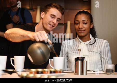 Der belgische Athlet Niels Pittomvils und der belgische Heptathlon-Athlet Nafissatou „Nafi“ Thiam, die am Tag des IAAF Athletics Award nach dem Pressefrühstück in Monte Carlo, Monaco, am Freitag, den 24. November 2017, gefilmt wurden. BELGA FOTO YORICK JANSENS Stockfoto