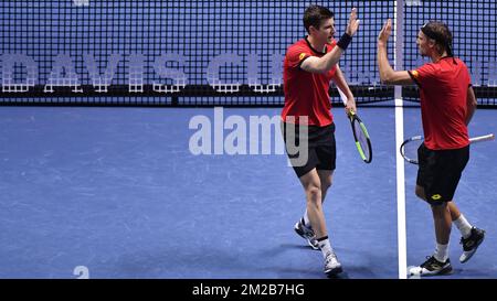 Die Belgier Joris De Loore und Ruben Bemelmans feiern während eines Doppeltenspiels gegen Pierre-Hugues Herbert und Richard Gasquet, das dritte Spiel des Davis Cup Weltgruppenfinales zwischen Frankreich und Belgien am Samstag, den 25. November 2017, in Villeneuve-d'Ascq. Das Finale findet vom 24. Bis 26. November 2017 im stade Pierre-Mauroy in Lille, Frankreich, statt. BELGA FOTO BENOIT DOPPPAGNE Stockfoto